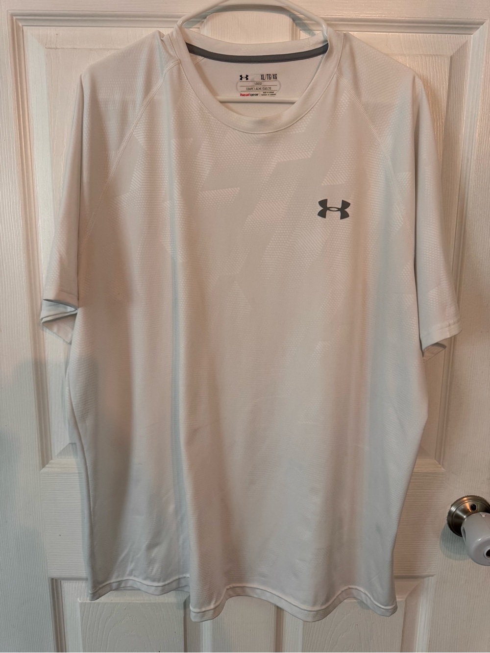 Like new - Under Armour Men's White Short Sleeve Performance Tee with Gray Logo